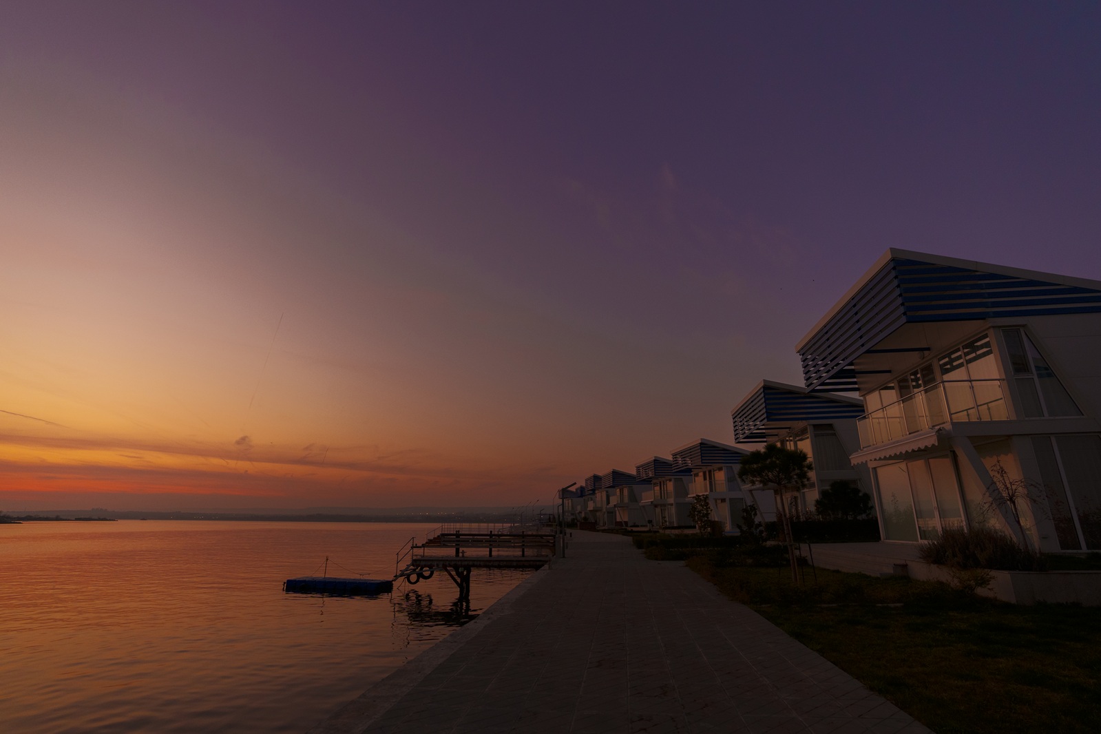 Vue bord de mer au coucher de soleil